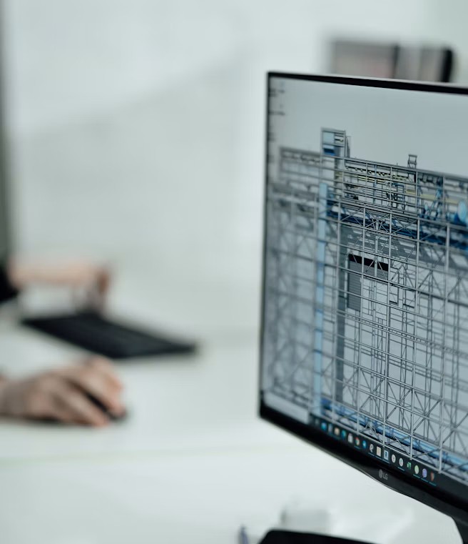 Arbeitsplatz mit CAD-Software und Plänen.